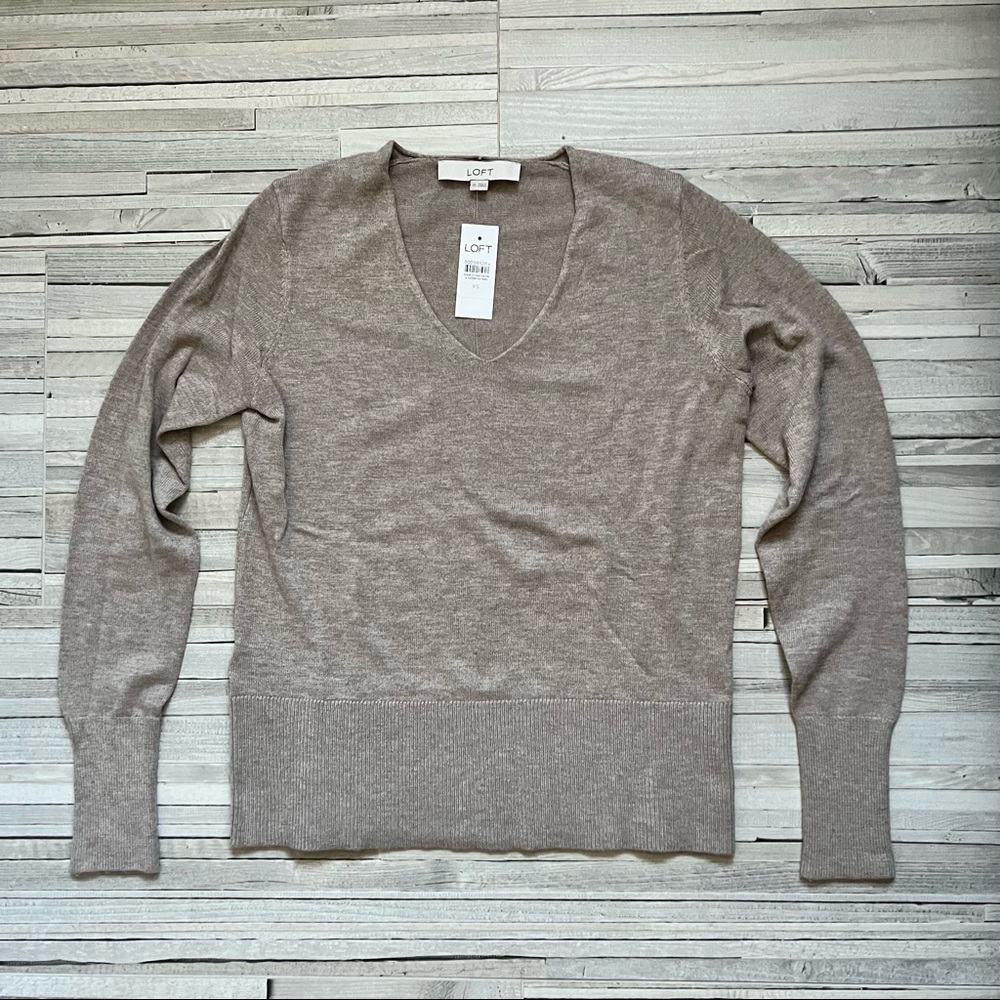 🆕 ✨ New LOFT Rib Trim V-Neck Sweater – Size XS ✨